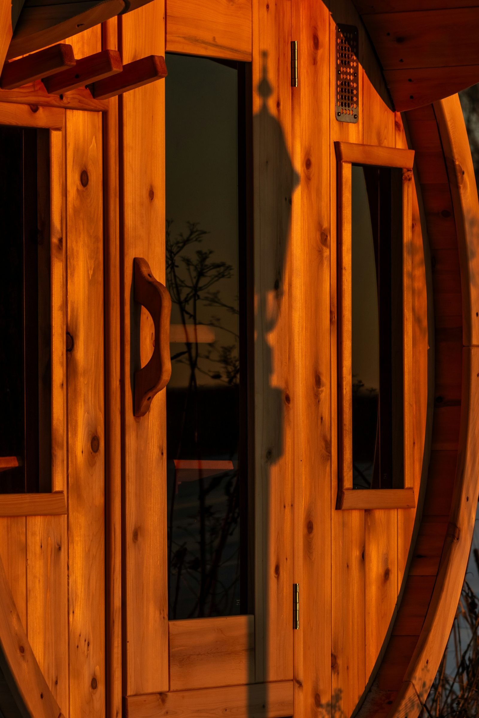 Cedar barrel in a city garden — 